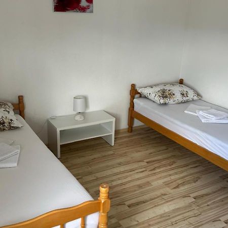 Apartman Malekin Apartment Prozor Bagian luar foto