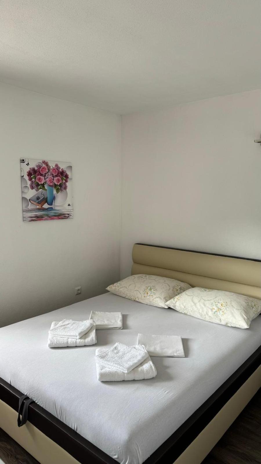 Apartman Malekin Apartment Prozor Bagian luar foto