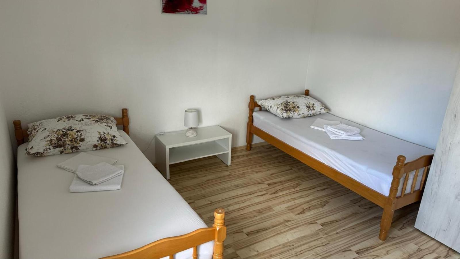 Apartman Malekin Apartment Prozor Bagian luar foto