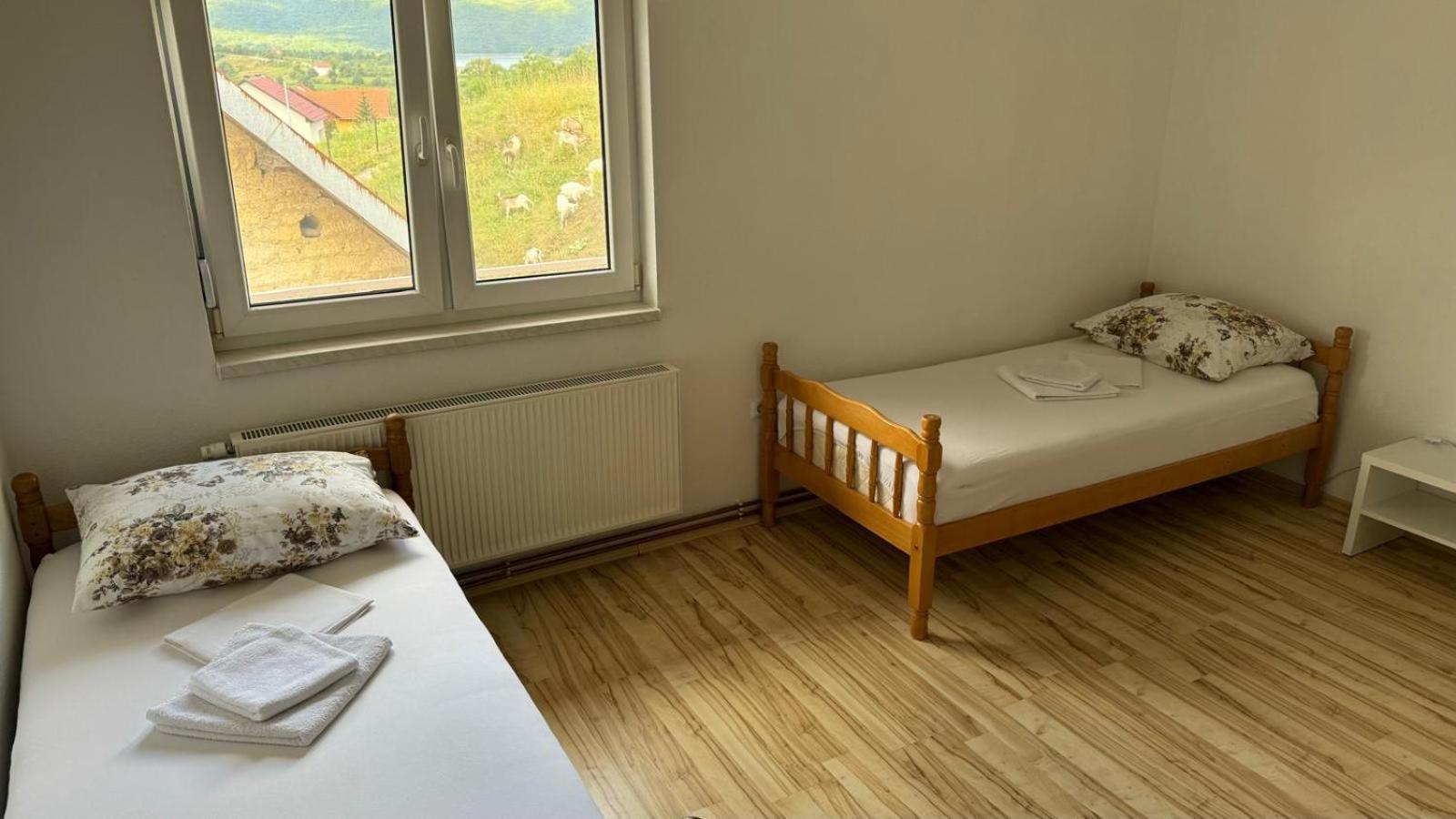 Apartman Malekin Apartment Prozor Bagian luar foto